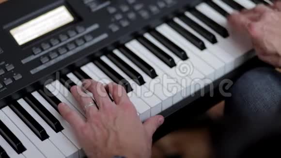这位音乐家弹钢琴视频的预览图