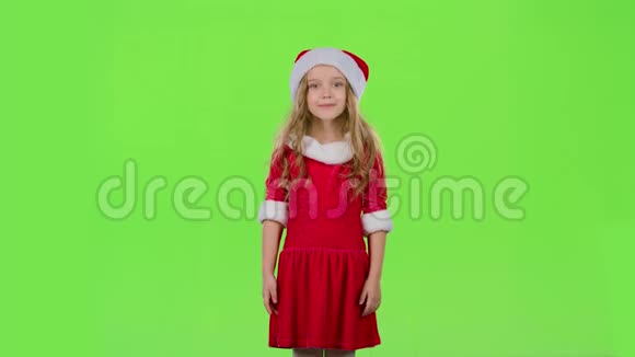 穿着红色新年服装的孩子在跳舞绿色屏幕慢动作视频的预览图
