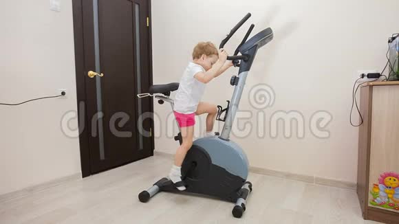 小女孩在房间里骑自行车锻炼视频的预览图