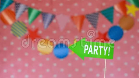 为庆祝活动装饰房间为庆祝做装饰派对生日快乐视频的预览图