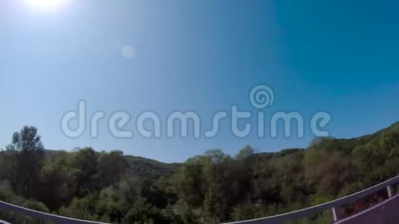群山全景和艾卜加岭缆车和低云场景罗萨滑雪胜地附近的山脉视频的预览图