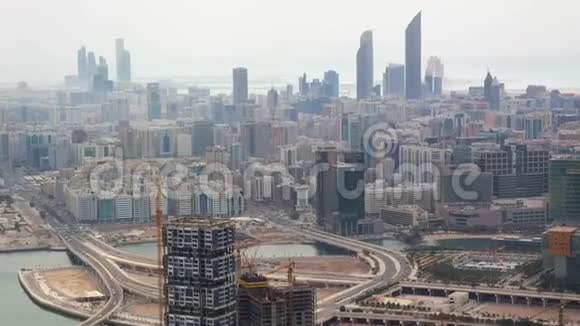 航空无人机可以看到阿布扎比的城市天际线著名的塔楼和摩天大楼视频的预览图