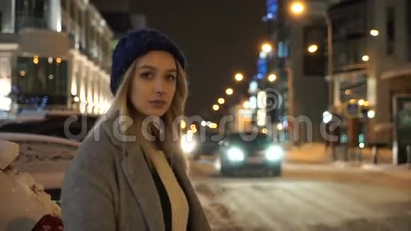冬天站在路上的女孩视频的预览图