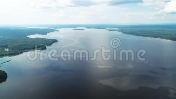 飞过镜子湖面蔚蓝光滑视频的预览图
