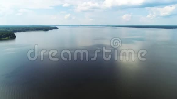 飞过镜子湖面蔚蓝光滑视频的预览图
