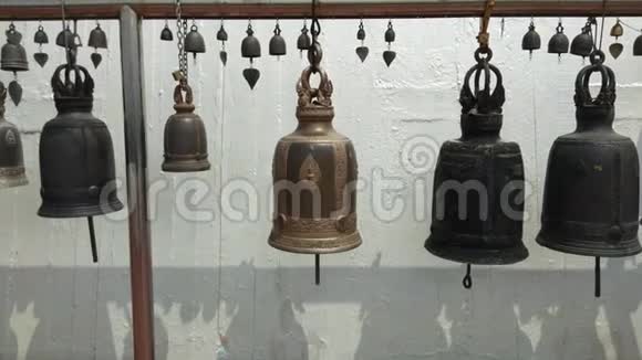泰国曼谷金山寺的寺庙里挂着铃铛视频的预览图