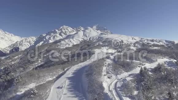 美丽的冬季景观白雪皑皑的山丘有长长的滑雪道和电梯视频的预览图