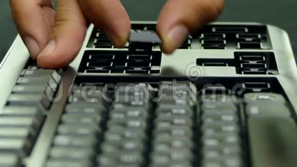 组装键盘将按钮放入凹槽中快速移动视频的预览图