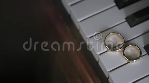 钢琴结婚戒指宏观特写拍摄钻石首饰视频的预览图