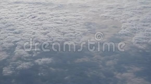 乘飞机旅行鸟透过飞机窗的视野美丽的云视频的预览图