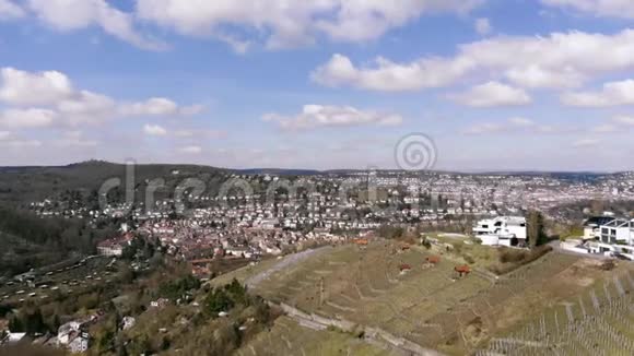 德国斯图加特天空蔚蓝的天空俯瞰城市景观视频的预览图