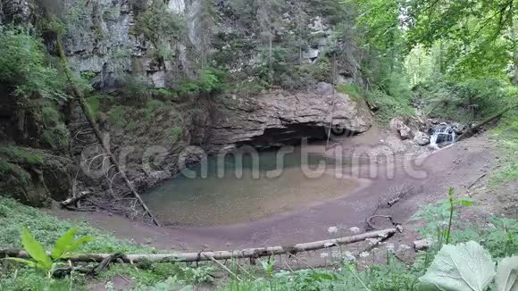 一条河流进入洞穴视频的预览图