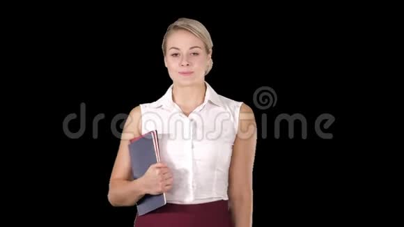 年轻漂亮的女人带着笔记本走阿尔法频道视频的预览图