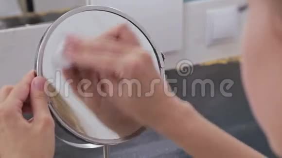 女人在家里擦镜子视频的预览图