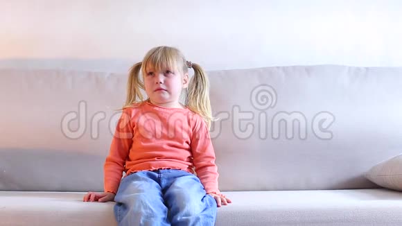 小女孩坐在沙发上哭着妈妈尖叫着看孩子的坏行为视频的预览图