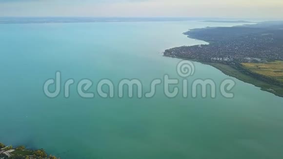匈牙利巴拉顿福兹福巴拉顿马迪与福兹福奥波尔的巴拉顿湖空中天际线景观视频的预览图