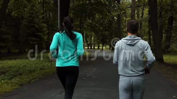 秋天公园里有两名跑步的年轻选手视频的预览图