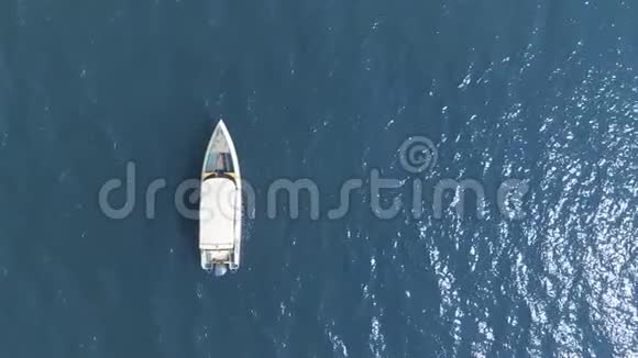 蓝色泻湖海域帆船的俯视图在喷气式滑雪板附近开车泰国视频的预览图