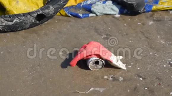 海流中的污染把垃圾拖到海滩上手持近距离射击视频的预览图