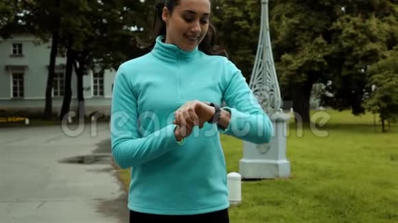绿色秋林智能手表健身追踪器女选手视频的预览图