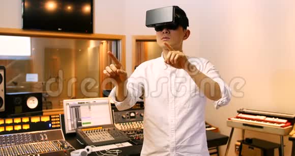 男音频工程师虚拟现实耳机视频的预览图