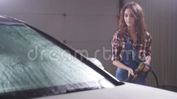 女洗车用高压爆破视频的预览图