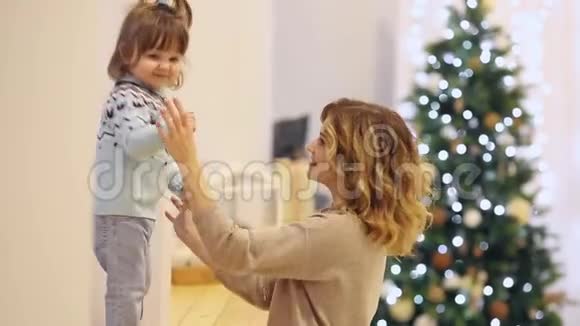 一个小女孩拥抱她妈妈并亲吻爱妈妈把视频的预览图