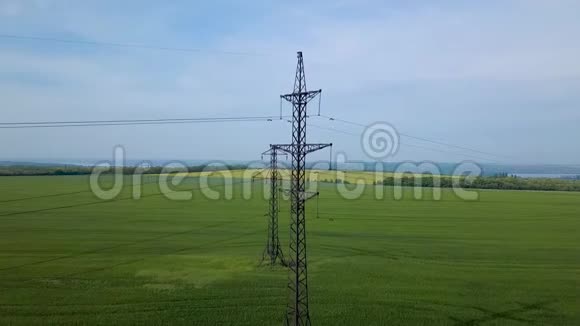 绿野上的高压电源塔视频的预览图