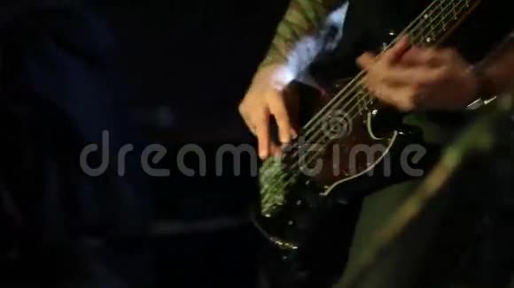 低音吉他手视频的预览图