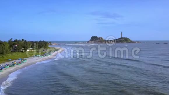 海浪在岛上高灯塔的海岸线上翻滚视频的预览图