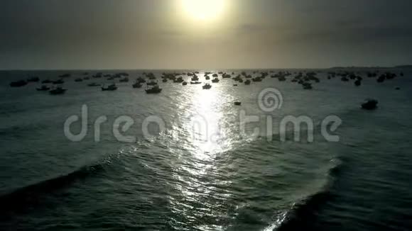 金色夕阳照亮渔船之路视频的预览图