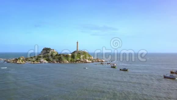 环岛运动与著名的海上灯塔船视频的预览图