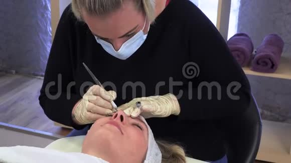 微型刀片女人眉毛被画用铅笔着色视频的预览图