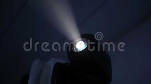 在一个黑暗的房间里放光投影仪视频的预览图