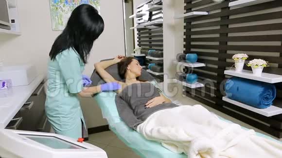 美容师在手术前用海绵擦拭病人腋窝消毒视频的预览图