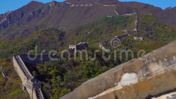 中国长城的一段在秋天开始的时候从山的一侧升起视频的预览图