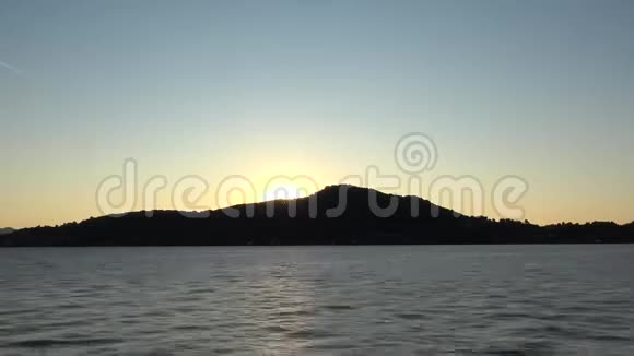 日出后的死亡在湖的时间流逝视频的预览图