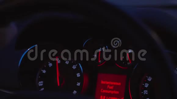 汽车仪表盘手按方向盘和交通灯视频的预览图