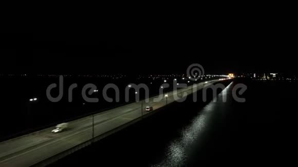美丽的空中拍摄的桥上有交通在夜间4k视频的预览图