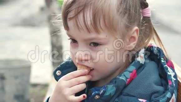 可爱的女孩吃冰淇淋视频的预览图