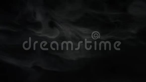 在黑暗中漂浮着白色烟雾的特写镜头库存录像孤立于黑色视频的预览图