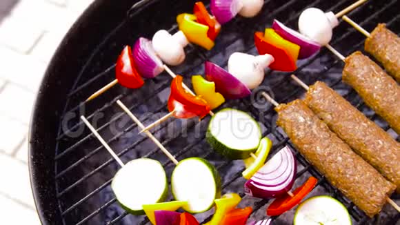 烤肉串肉和蔬菜烤架视频的预览图