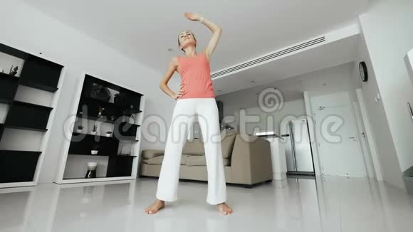 运动的女人在家里训练晨练健康和体育生活方式视频的预览图