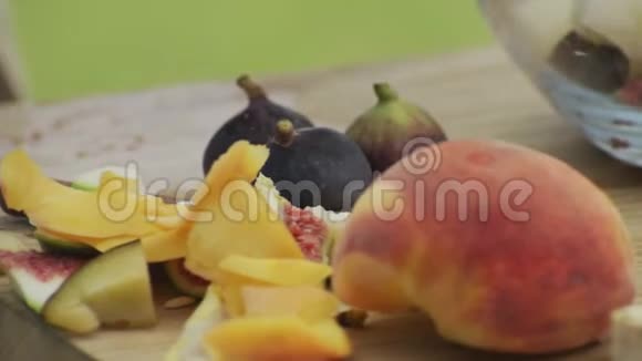 厨师用去皮的新鲜熟无花果做一份健康的水果沙拉视频的预览图
