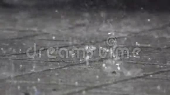 雨和冰雹在街上视频的预览图