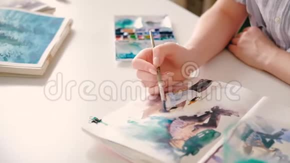 艺术家绘画素描书手水彩艺术作品视频的预览图