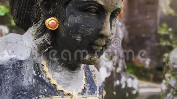 印度尼西亚巴厘岛老庙中手工雕刻的女性石像视频的预览图