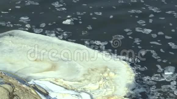 莫拉瓦河的污染水中的泡沫和化学品以及冰工厂和工业工厂的部分冷冻视频的预览图