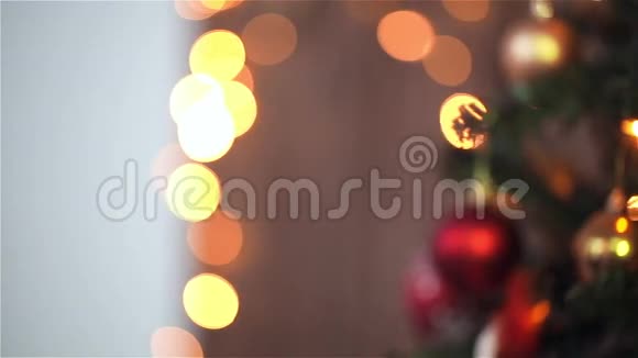 小女孩装饰圣诞树高清镜头与滑块视频的预览图