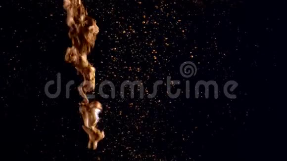 用高速相机拍摄水中黄金滴墨金色的颜料滴下来反应形成抽象的云视频的预览图